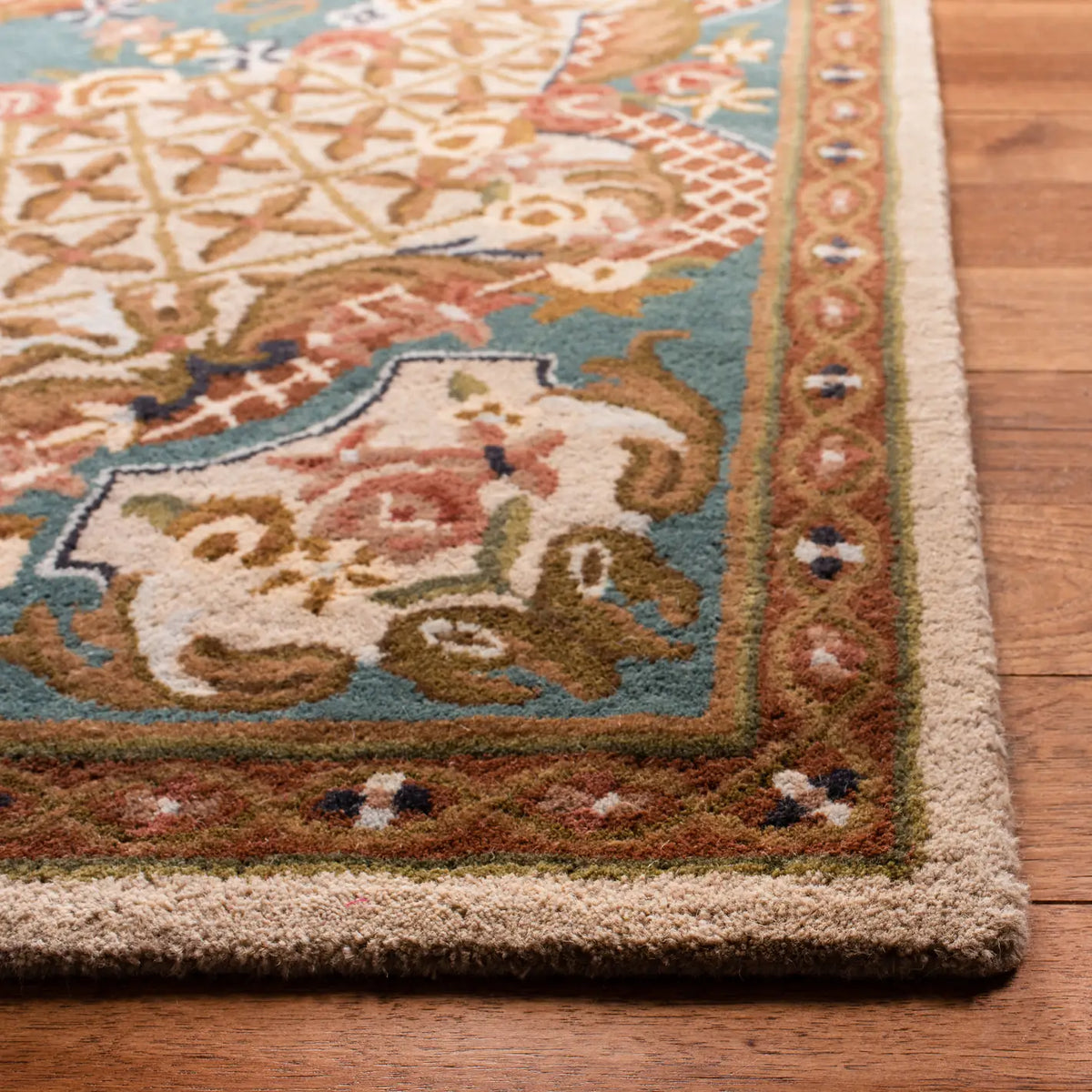 Safavieh Classic 5'-0" x 8'-0" Rug in Ivory / Light Blue
