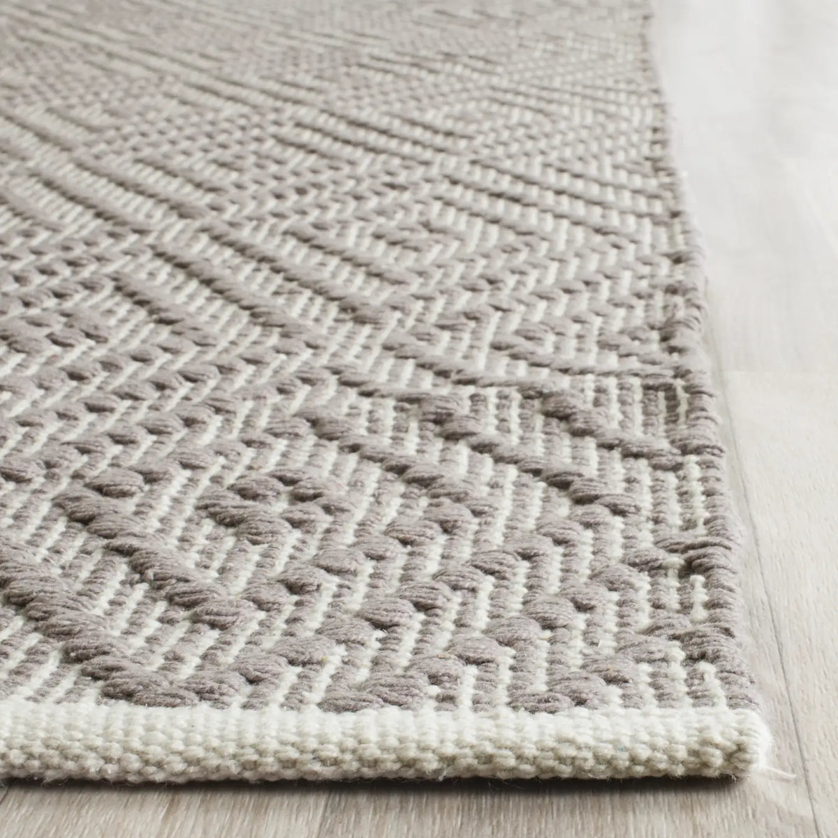 Safavieh Montauk 2'-3" x 11'-0" Rug in Grey / Ivory