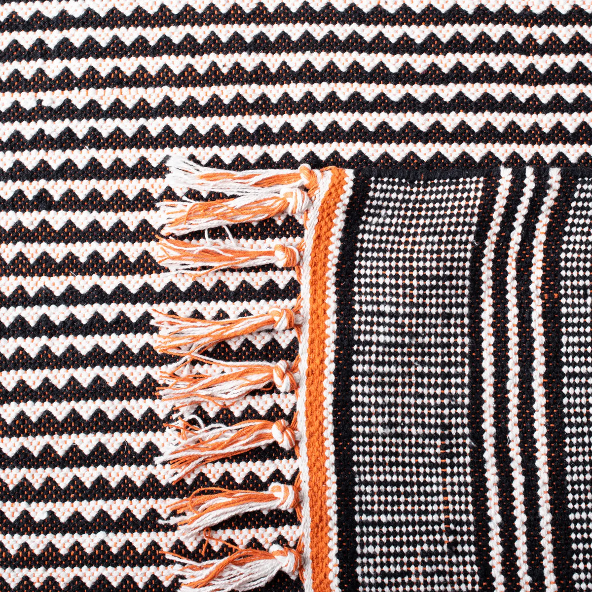 Safavieh Montauk 5'-0" x 8'-0" Rug in Orange / Multi
