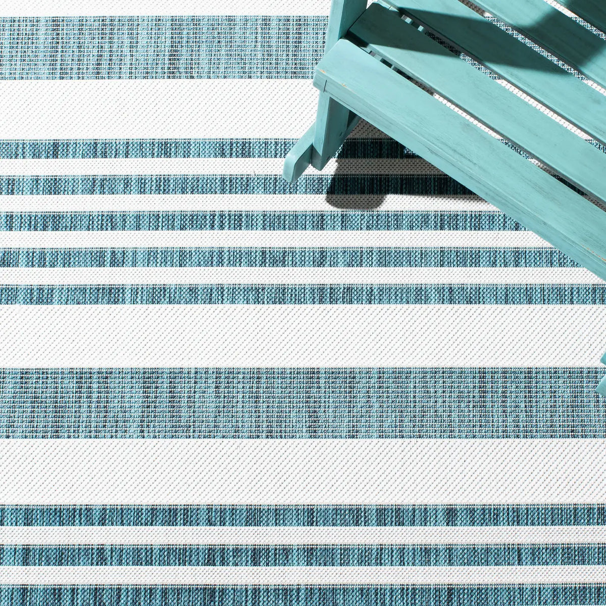 Safavieh Courtyard 4'-0" x 5'-7" Rug in Ivory / Teal