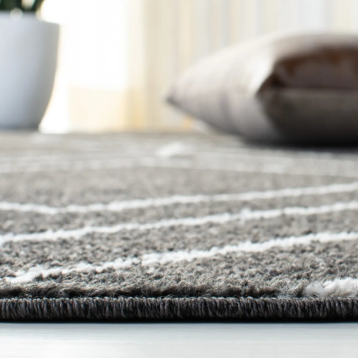 Safavieh Adirondack 4'-0" x 6'-0" Rug in Brown / Ivory