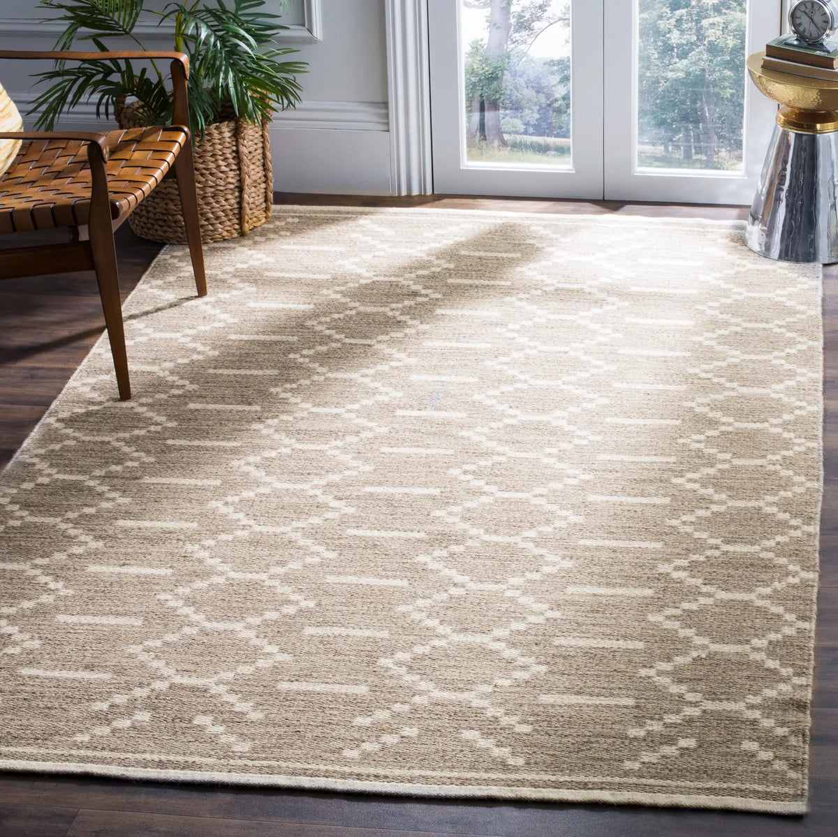 Safavieh Kilim 4'-0" x 6'-0" Rug in Grey / Ivory