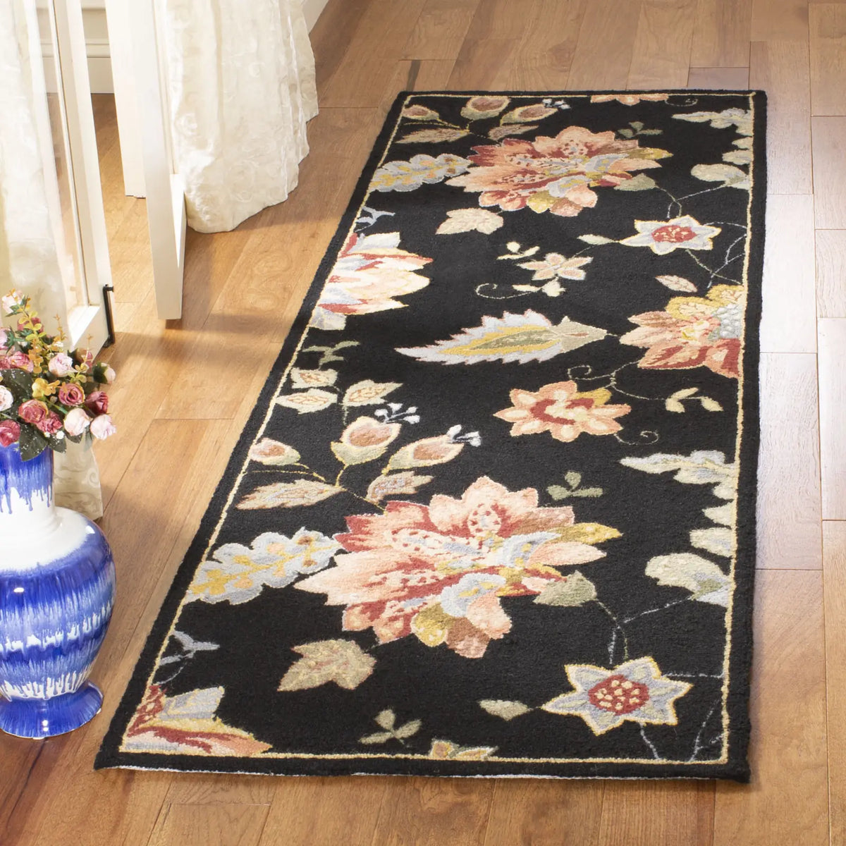 Safavieh Chelsea 2'-6" x 8'-0" Rug in Black