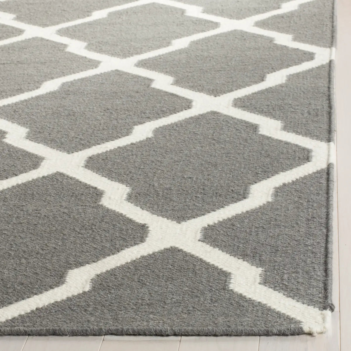 Safavieh Dhurries 4'-0" x 6'-0" Rug in Grey / Ivory