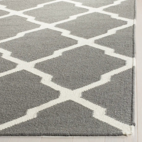 Safavieh Dhurries 4'-0" x 6'-0" Rug in Grey / Ivory