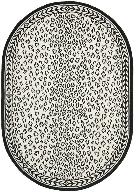 Safavieh Chelsea 4'-6" x 6'-6" Rug in Ivory / Black