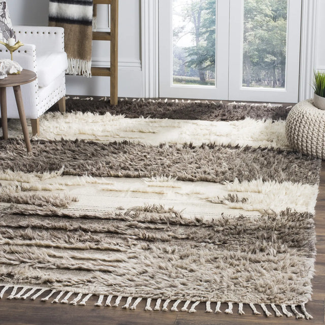 Safavieh Kenya 6'-0" x 9'-0" Rug in Ivory / Grey