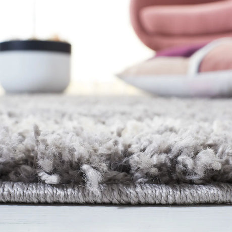 Safavieh Venus Shag 600 4'-0" x 6'-0" Rug in Grey / Ivory