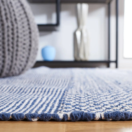 Safavieh Montauk 5'-0" x 8'-0" Rug in Ivory / Navy