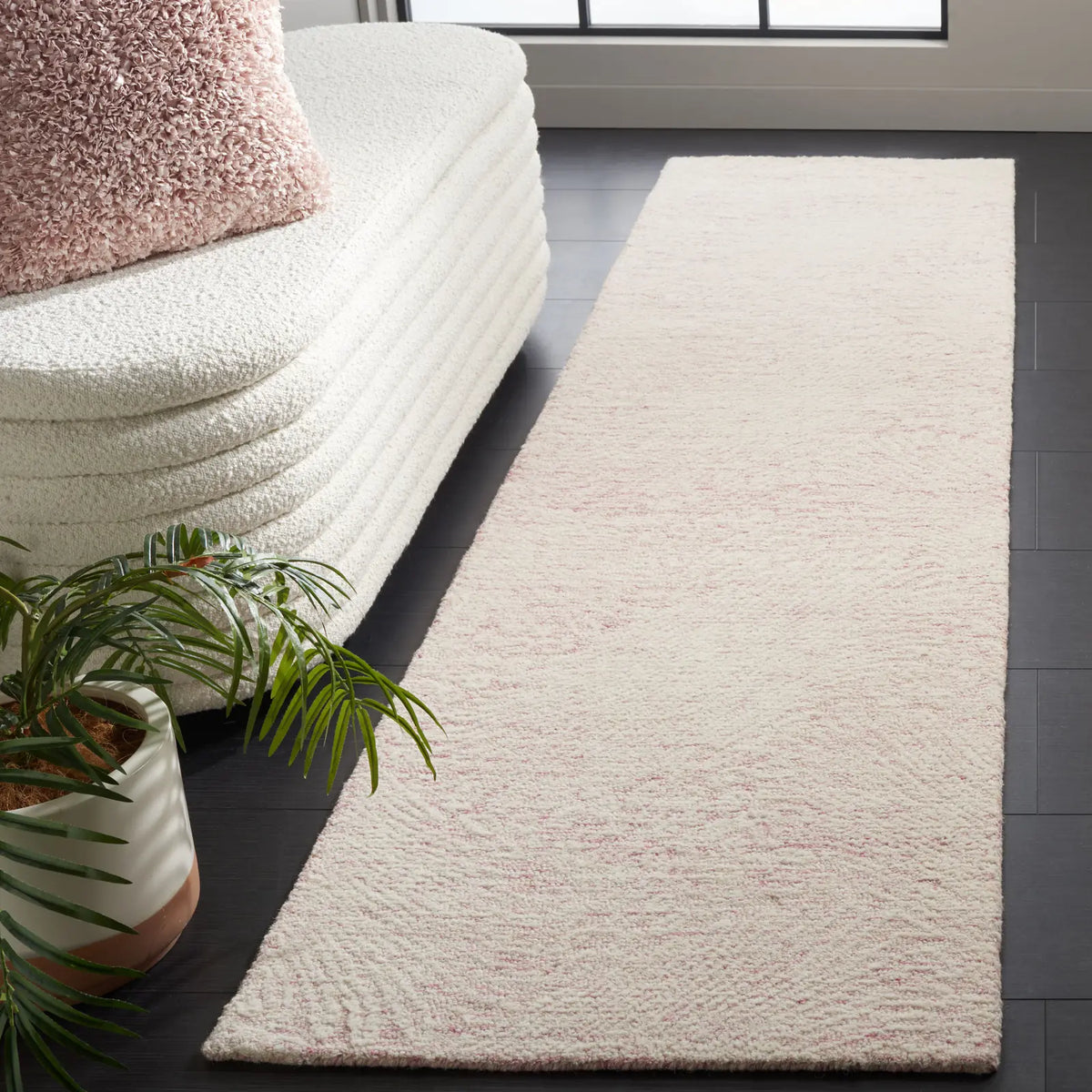 Safavieh Ebony 2'-3" x 9'-0" Rug in Pink / Ivory