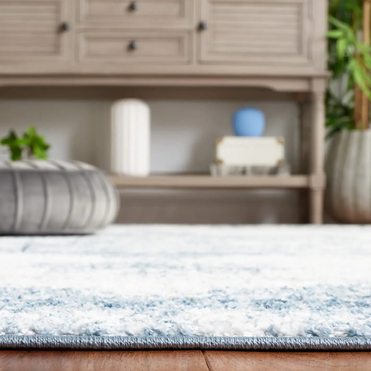 Safavieh Layla 4'-5" x 6'-5" Rug in Ivory Grey / Blue