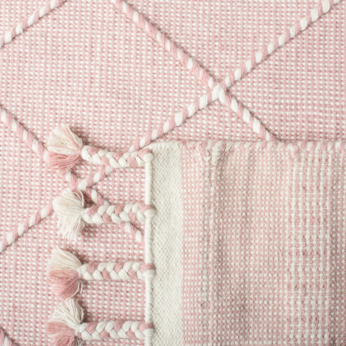 Safavieh Casablanca 4'-0" x 6'-0" Rug in Pink / Ivory