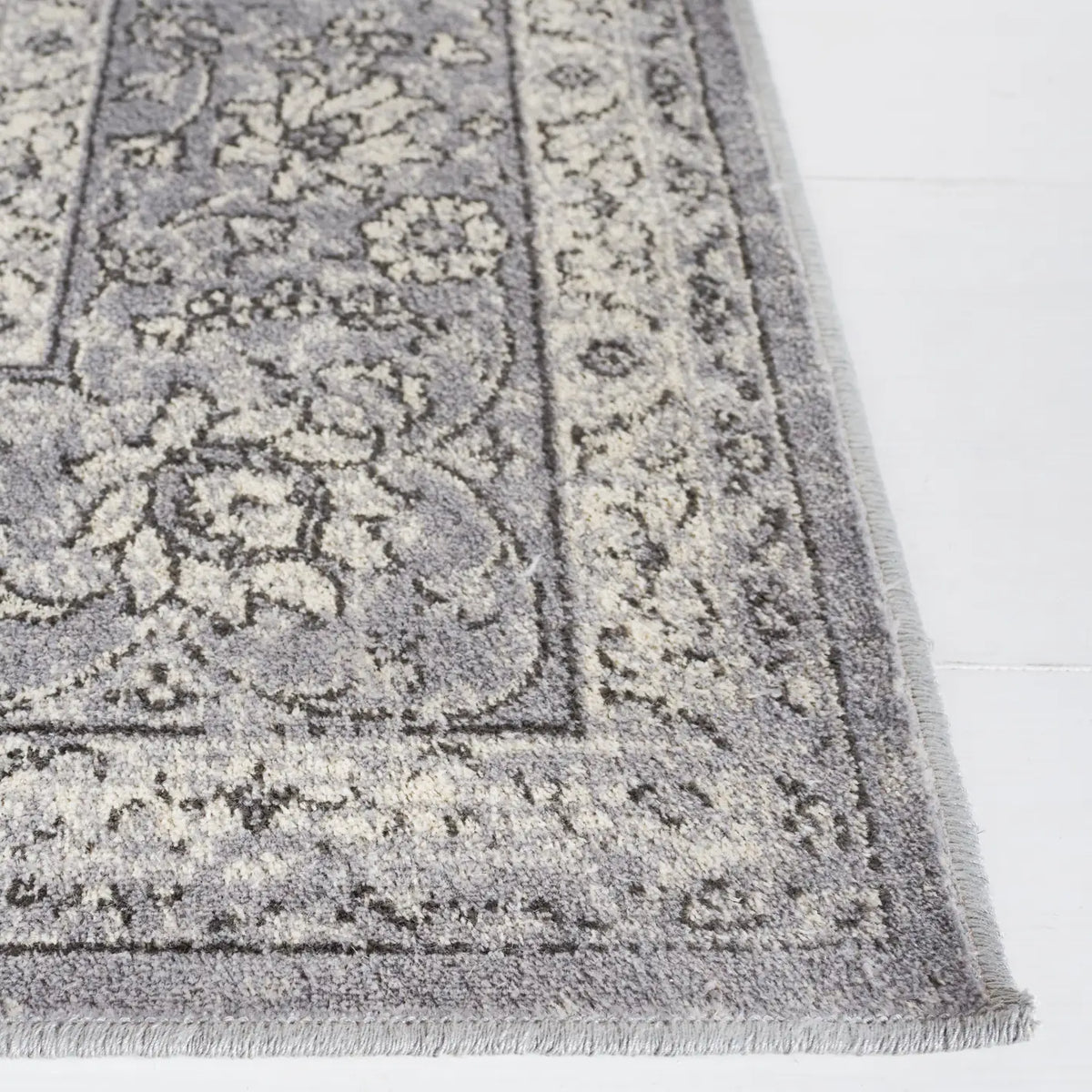 Safavieh Atlas 5'-3" x 7'-7" Rug in Charcoal / Grey