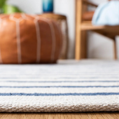 Safavieh Montauk 4'-0" x 6'-0" Rug in Ivory / Navy