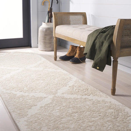Safavieh Martha Stewart 300 2'-3" x 8'-0" Rug in Ivory / Beige