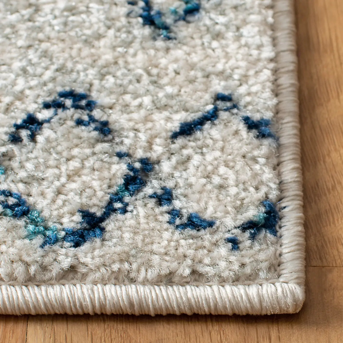 Safavieh Madison 700 4'-0" x 6'-0" Rug in Ivory / Navy