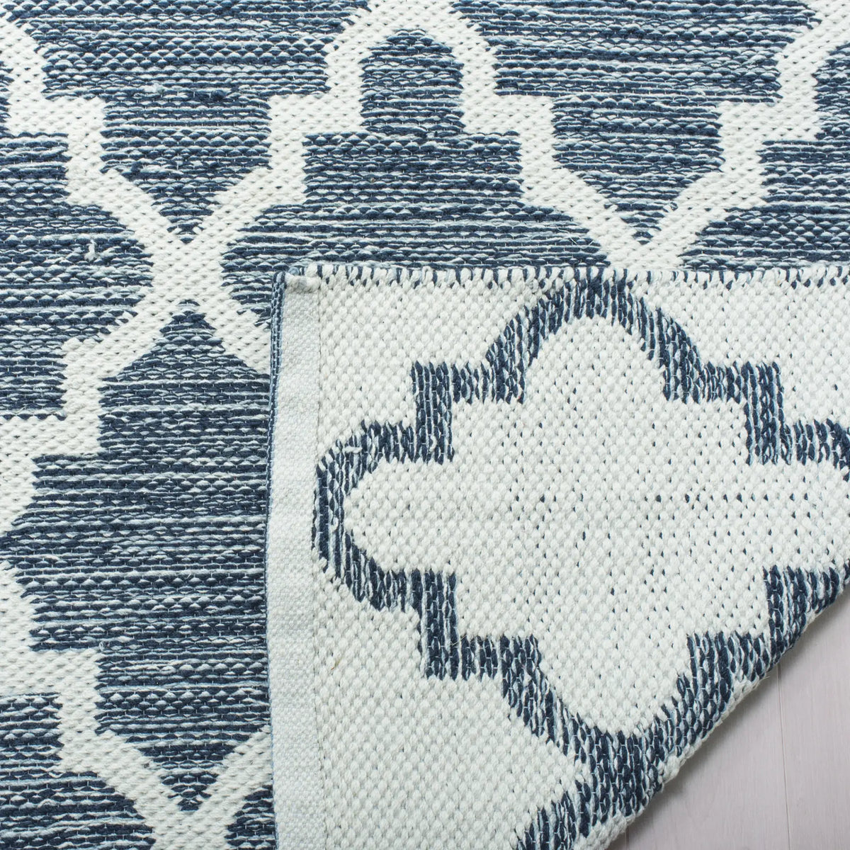 Safavieh Montauk 5'-0" x 8'-0" Rug in Navy / Ivory