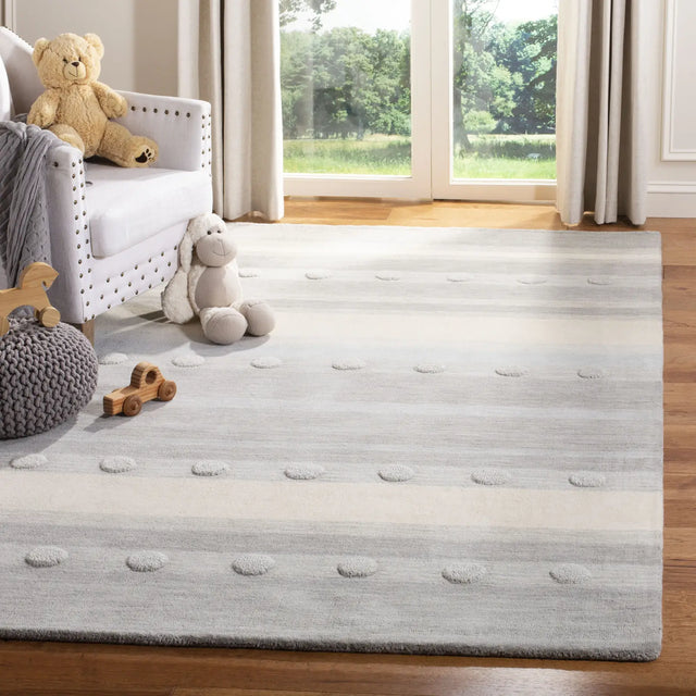 Safavieh Safavieh Kids 5'-0" x 8'-0" Rug in Grey / Ivory