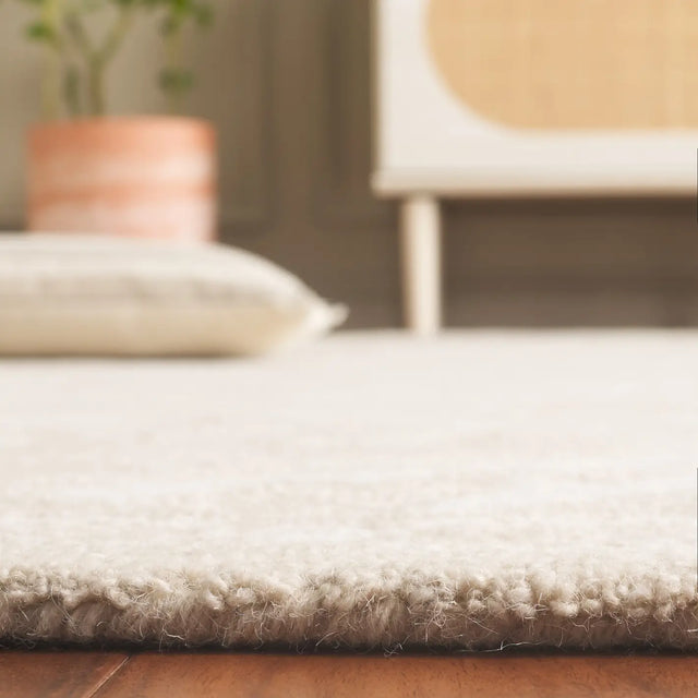 Safavieh Blossom 4'-0" x 6'-0" Rug in Beige / Ivory