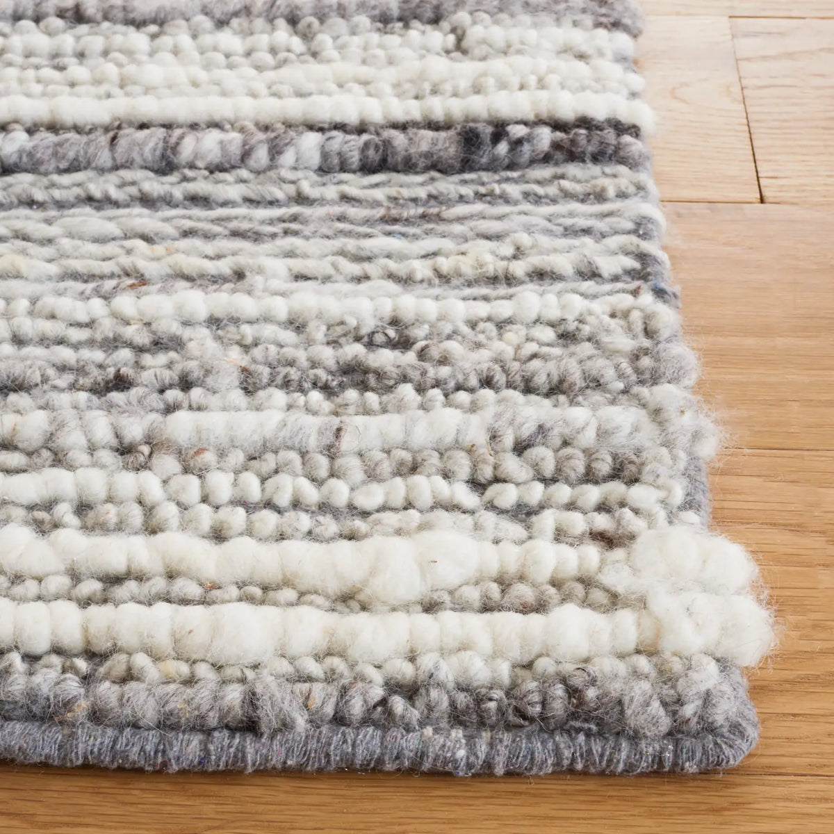 Safavieh Casablanca 4'-0" x 6'-0" Rug in Grey / Ivory