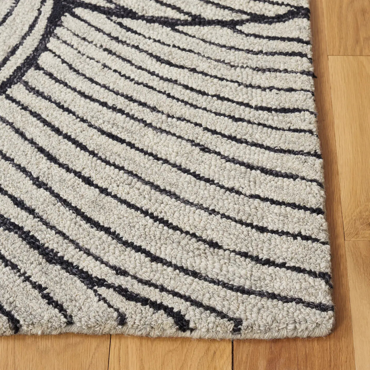 Safavieh Metro 4'-0" x 6'-0" Rug in Black / Ivory