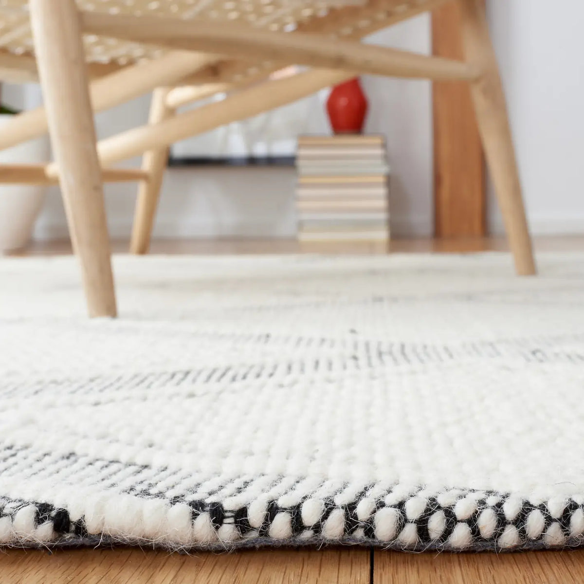 Safavieh Natura 4'-0" x 6'-0" Rug in Ivory / Black