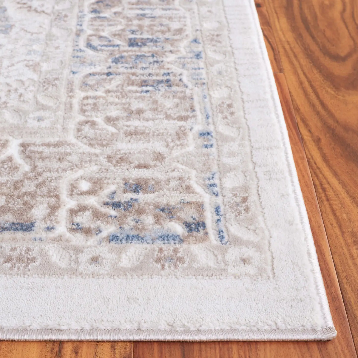 Safavieh Prestige 4'-0" x 6'-0" Rug in Beige / Light Blue