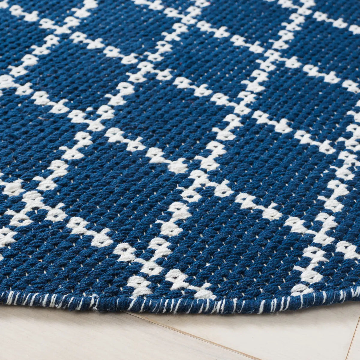 Safavieh Montauk 6'-0" x 6'-0" Rug in Navy / Ivory