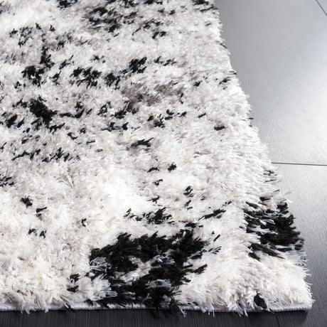 Safavieh Lindsay Shag 4'-0" x 6'-0" Rug in Grey / Black Ivory