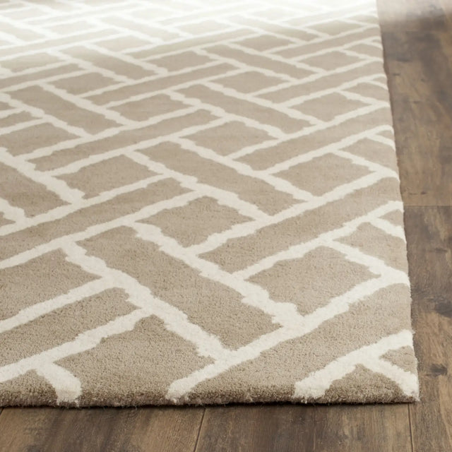 Safavieh Chatham 4'-0" x 6'-0" Rug in Beige / Ivory
