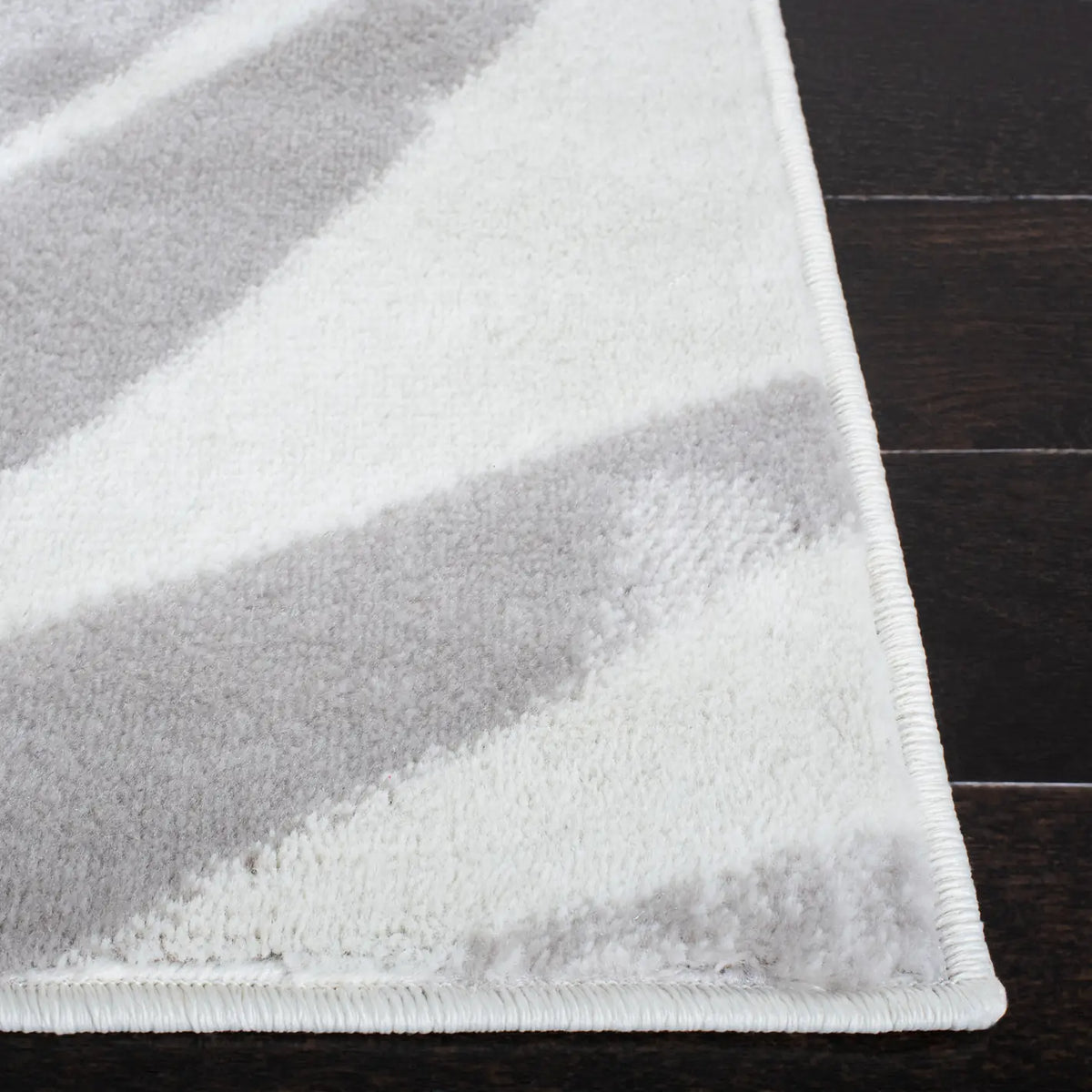 Safavieh Skyler 4'-0" x 6'-0" Rug in Ivory / Black