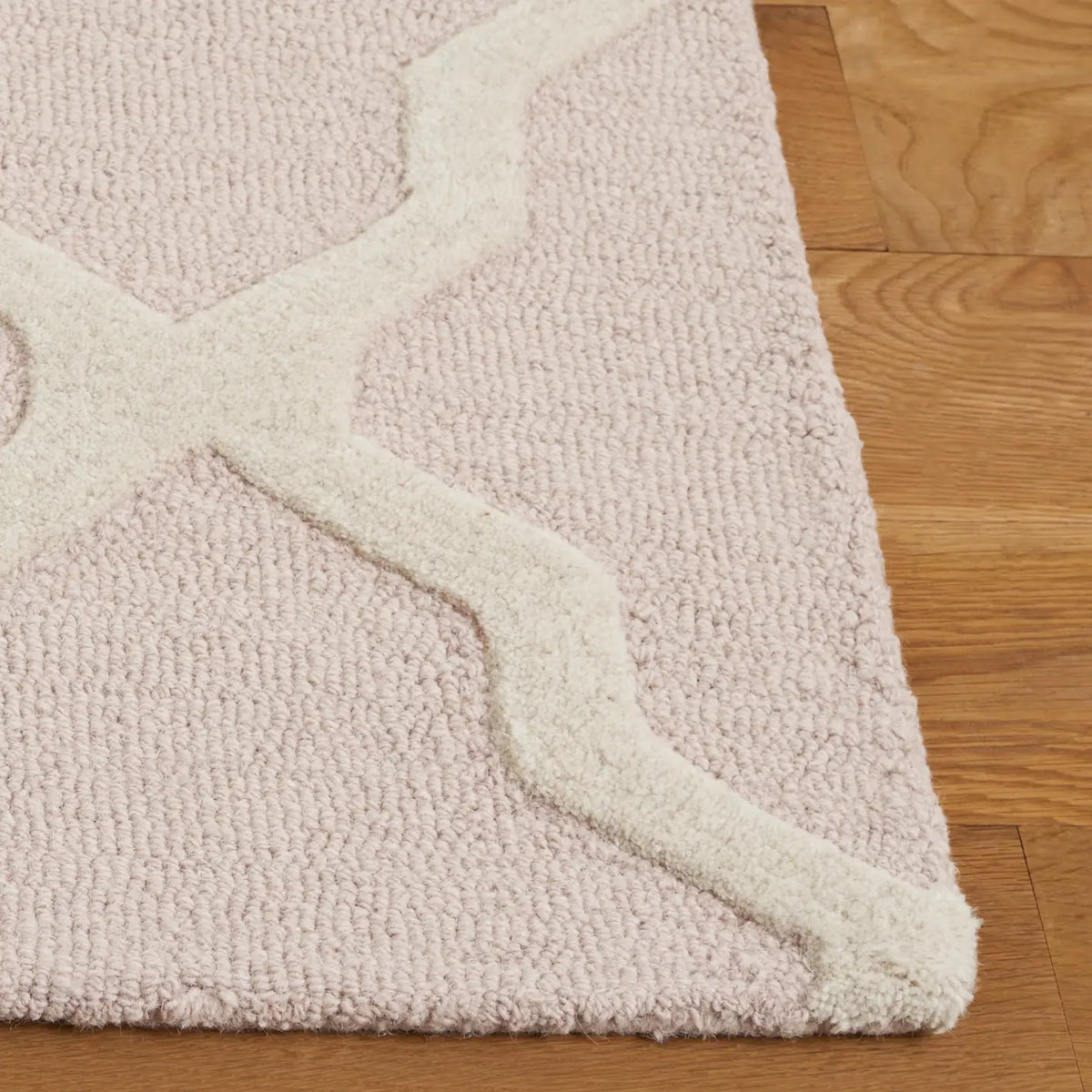 Safavieh Cambridge 5'-0" x 8'-0" Rug in Light Pink / Ivory