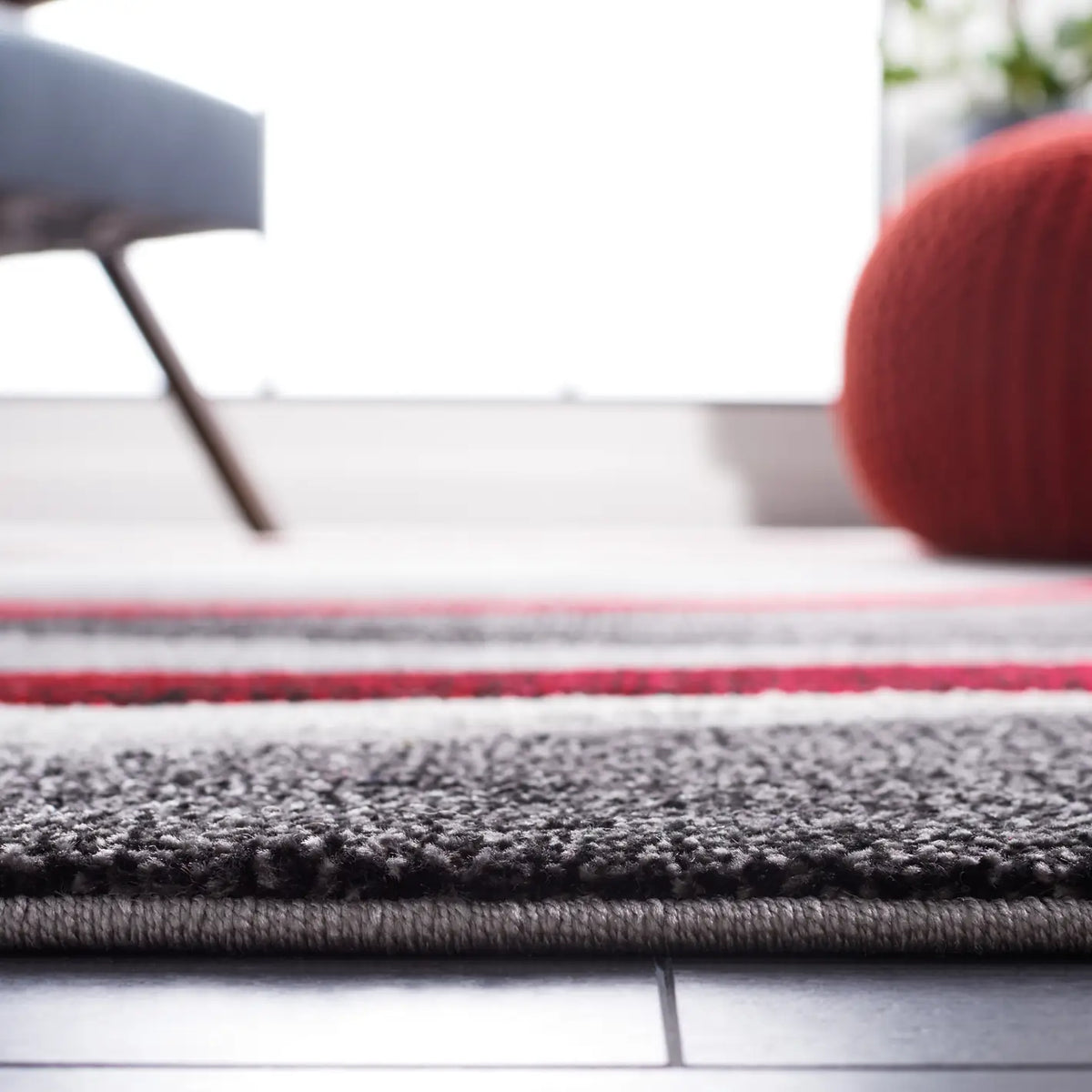 Safavieh Hollywood 4'-0" x 6'-0" Rug in Grey / Red