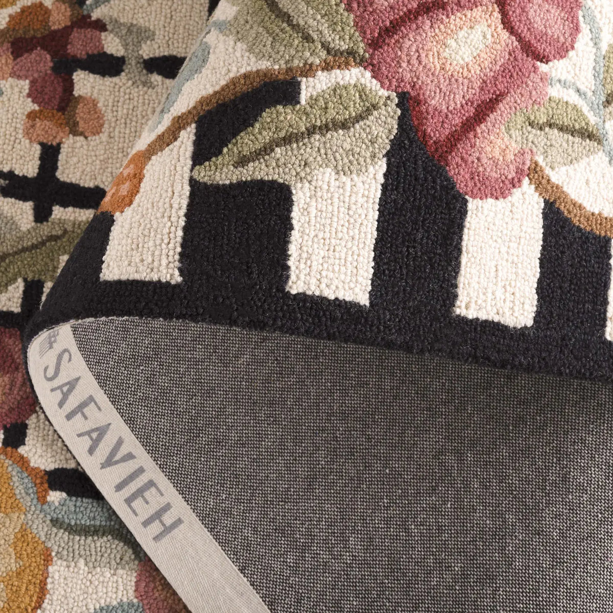 Safavieh Chelsea 3'-9" x 5'-9" Rug in Ivory / Black