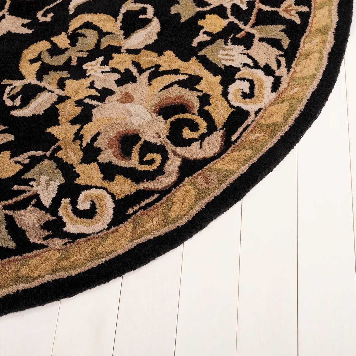 Safavieh Heritage 4'-6" x 6'-6" Rug in Black