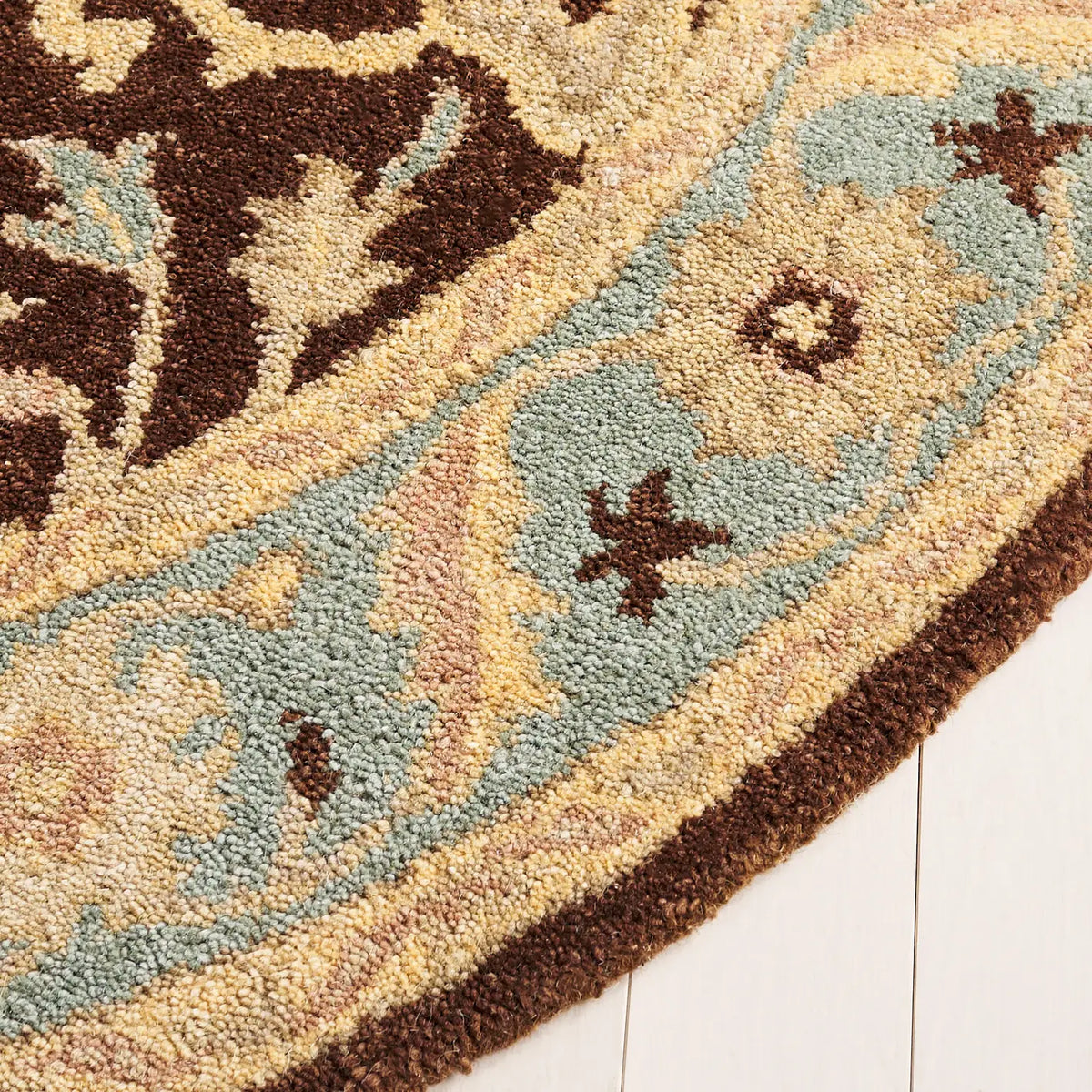 Safavieh Antiquity 4'-6" x 6'-6" Rug in Brown / Green