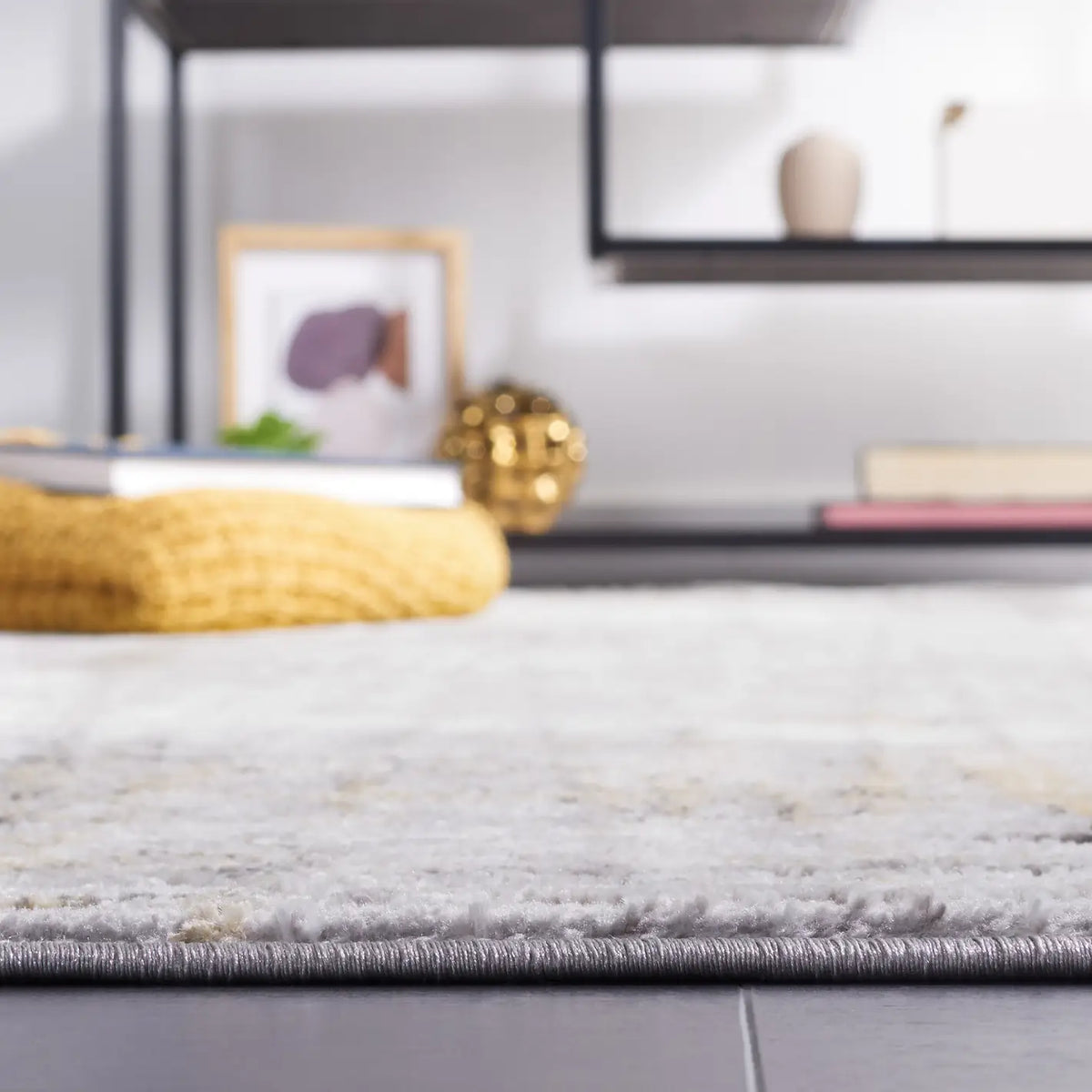Safavieh Meadow 500 4'-0" x 6'-0" Rug in Light Grey / Gold