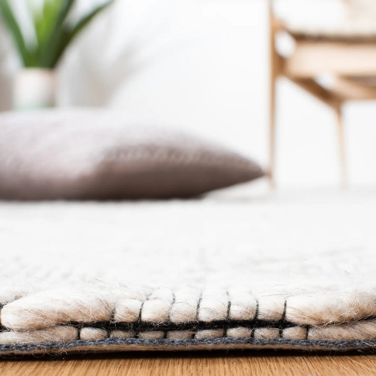 Safavieh Marbella 4'-0" x 6'-0" Rug in Silver / Black