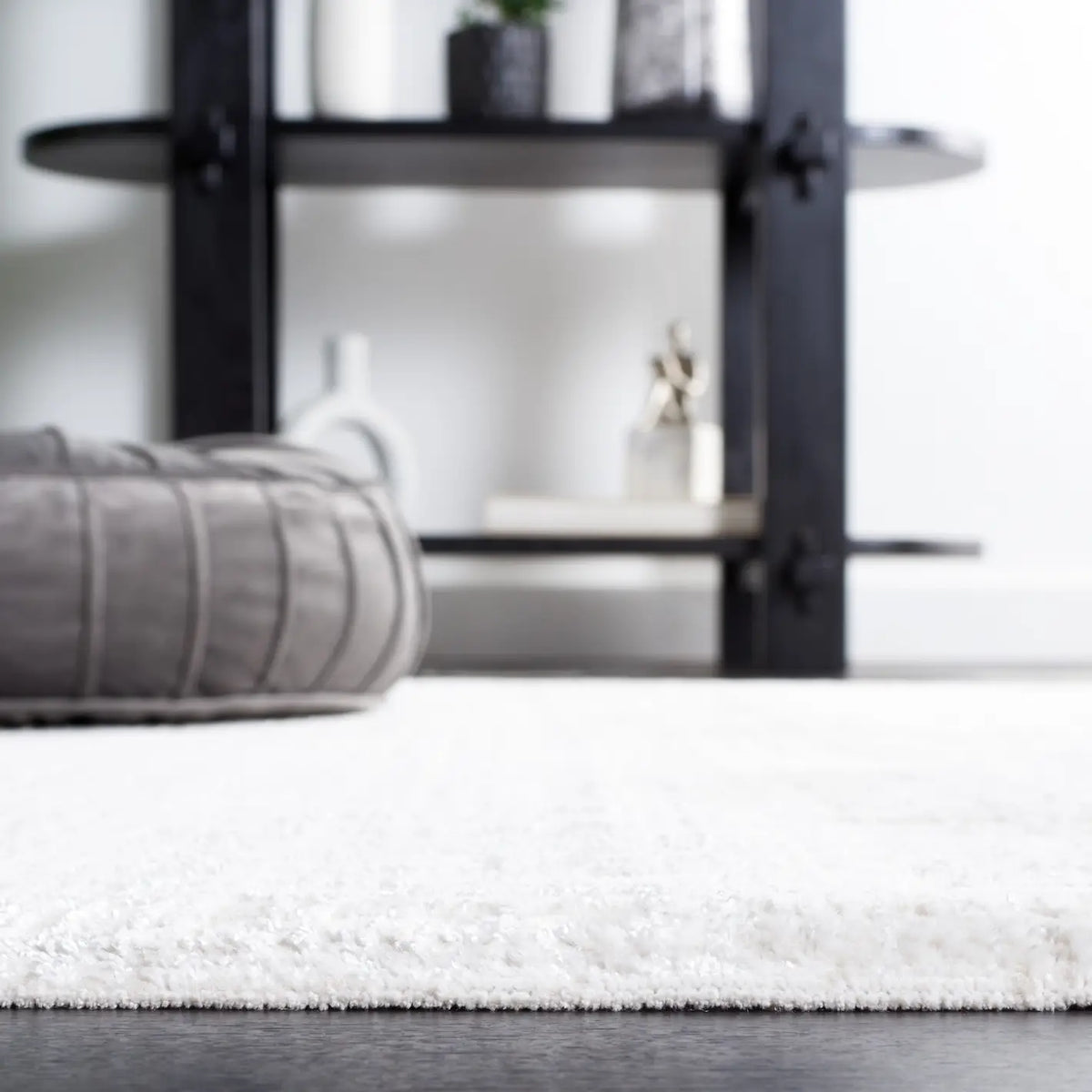 Safavieh Whisper 4'-0" x 6'-0" Rug in Ivory / Ivory