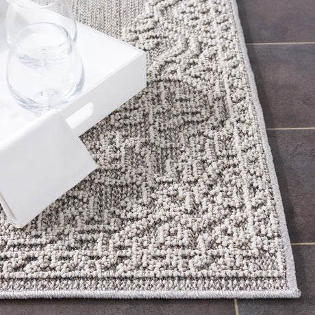 Safavieh Global 4'-0" x 6'-0" Rug in Grey / Ivory