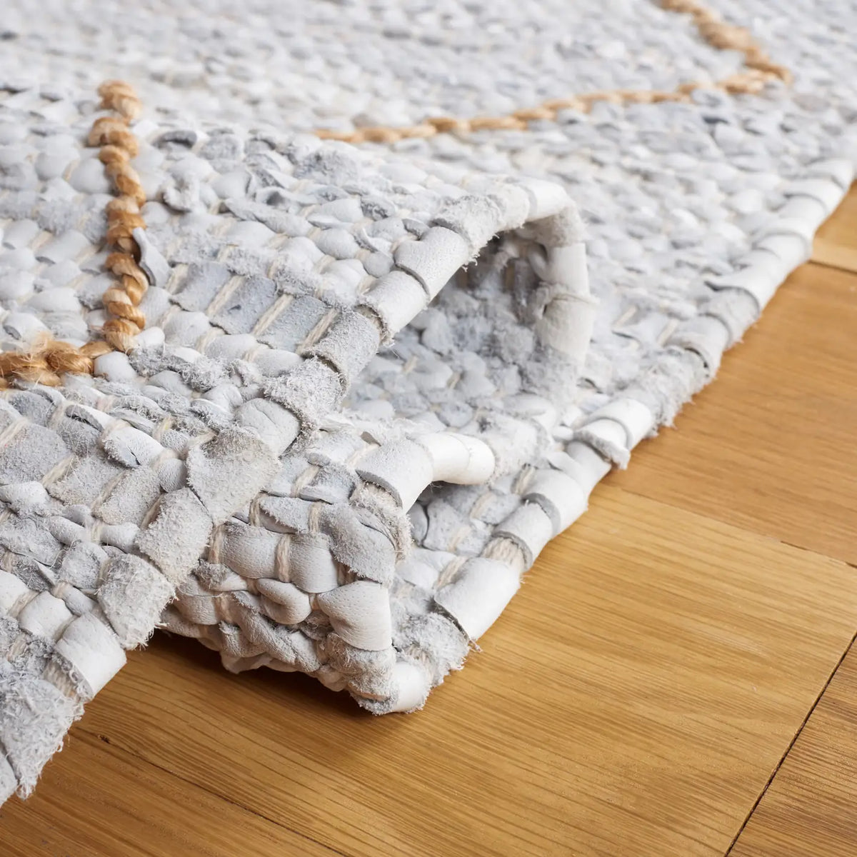 Safavieh Vintage Leather 4'-0" x 6'-0" Rug in Light Grey / Natural