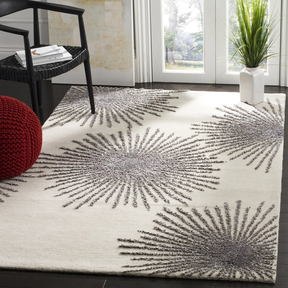Safavieh Soho 5'-0" x 8'-0" Rug in Ivory / Silver
