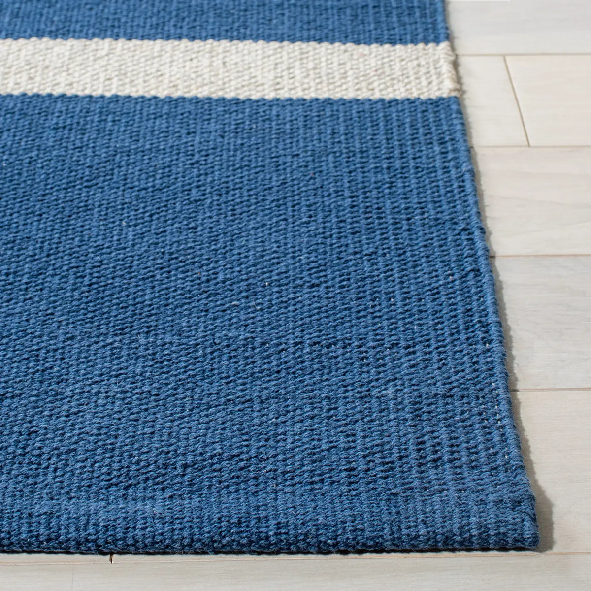 Safavieh Montauk 4'-0" x 6'-0" Rug in Navy / Ivory