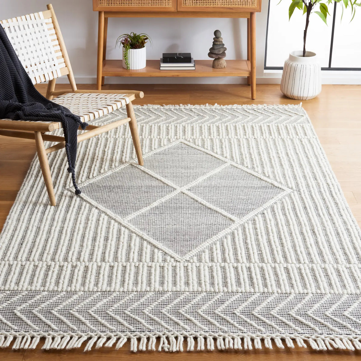 Safavieh Marbella 4'-0" x 6'-0" Rug in Ivory / Black