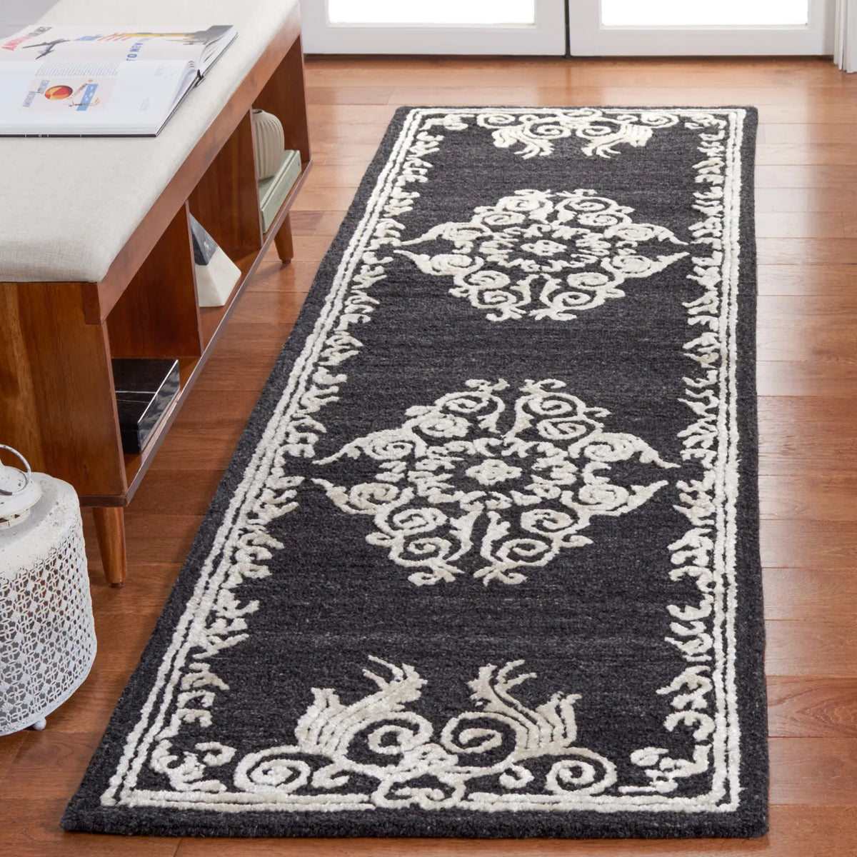Safavieh Glamour 2'-3" x 8'-0" Rug in Black / Ivory