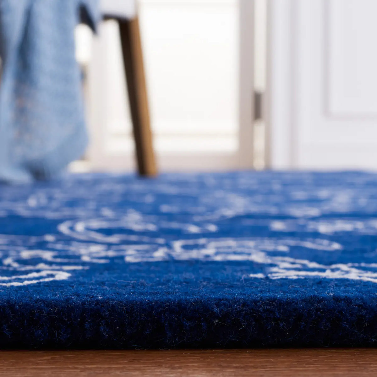 Safavieh Fifth Avenue 4'-0" x 6'-0" Rug in Navy / Ivory