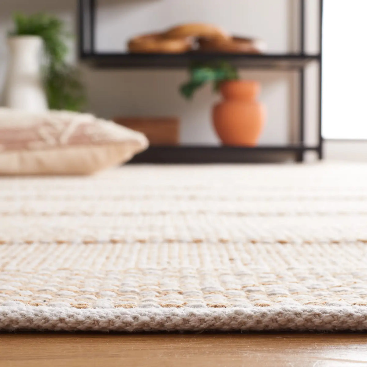 Safavieh Striped Kilim 4'-0" x 6'-0" Rug in Ivory / Gold