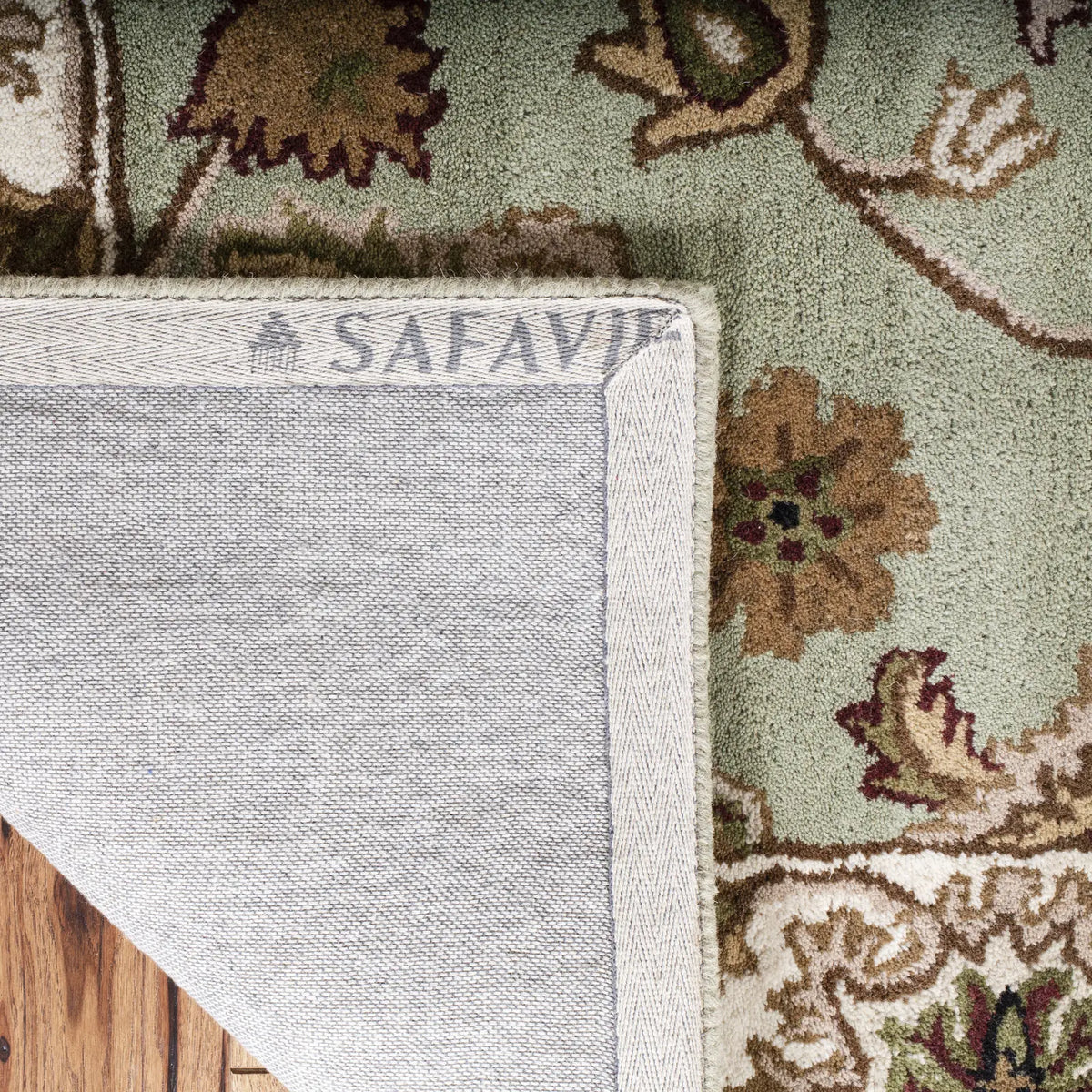 Safavieh Heritage 4'-0" x 6'-0" Rug in Sage / Ivory