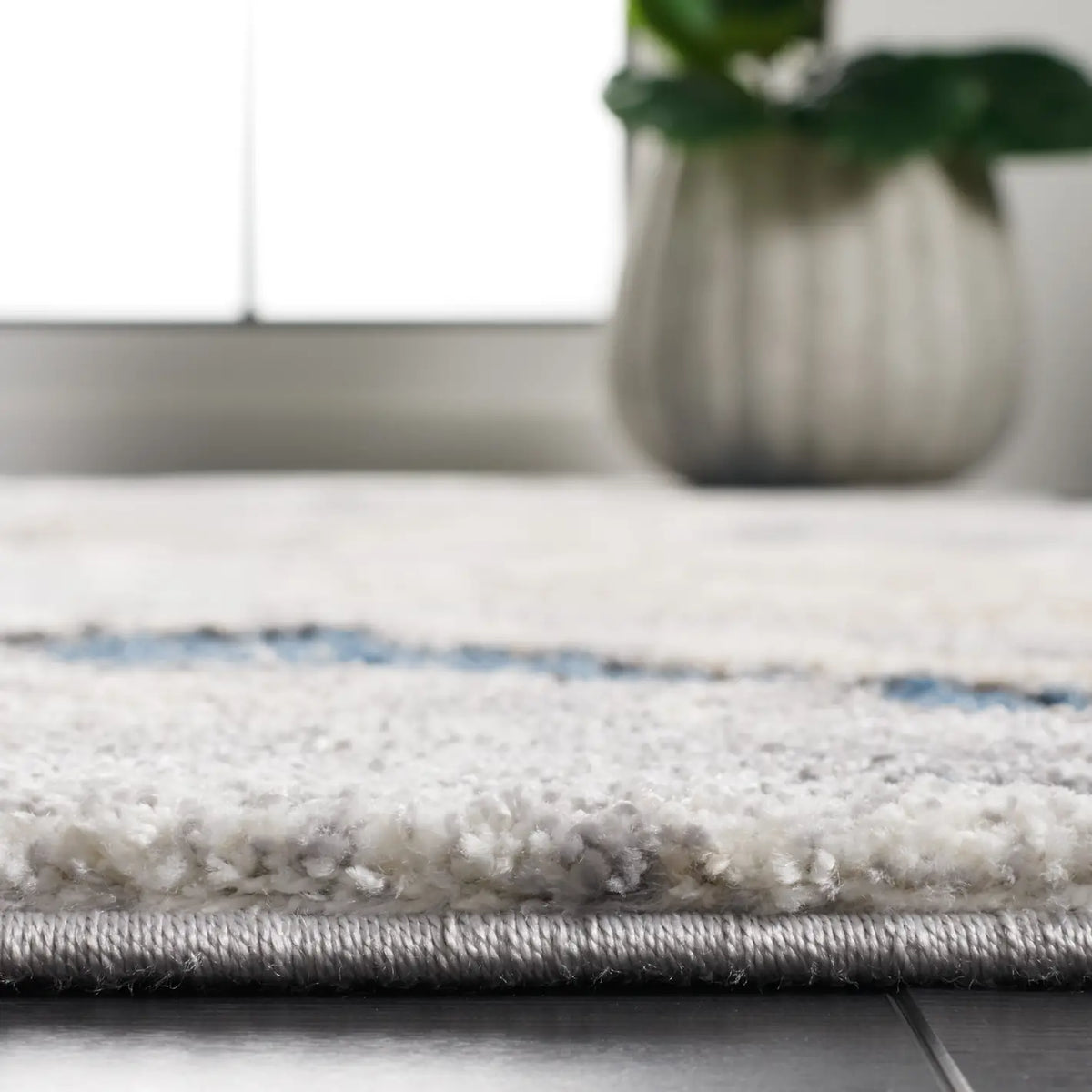 Safavieh Cyrus Shag 4'-5" x 6'-5" Rug in Blue / Beige