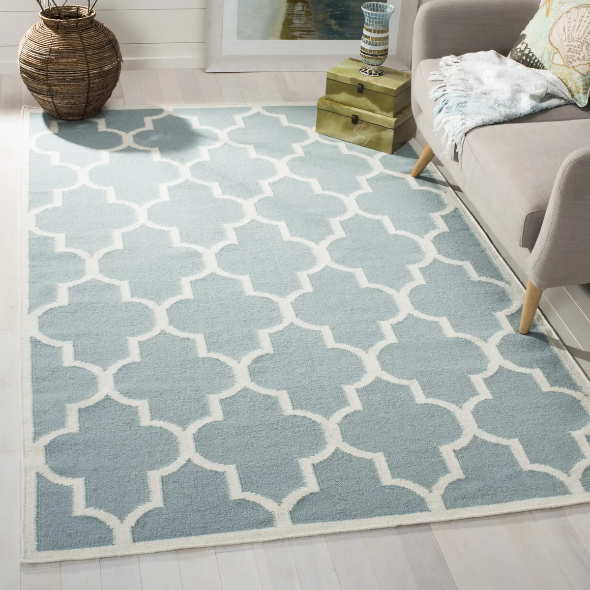 Safavieh Dhurries 4'-0" x 6'-0" Rug in Light Blue / Ivory